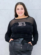 Czarna bluzka plus size z tiulem i cyrkoniowym logo – elegancja z nutą glamour Stylowa XL Stylowa XL