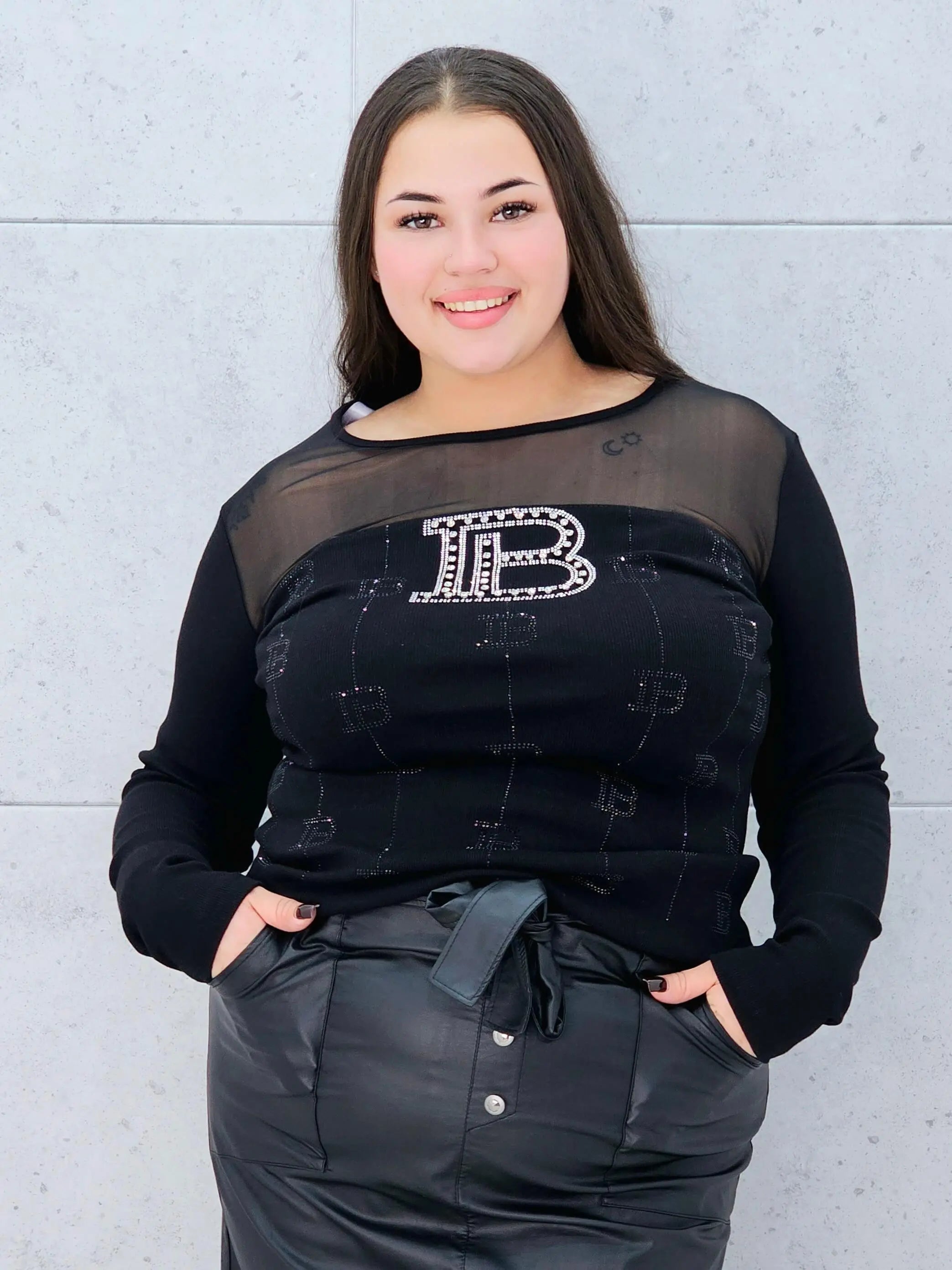 Czarna bluzka plus size z tiulem i cyrkoniowym logo – elegancja z nutą glamour Stylowa XL Stylowa XL