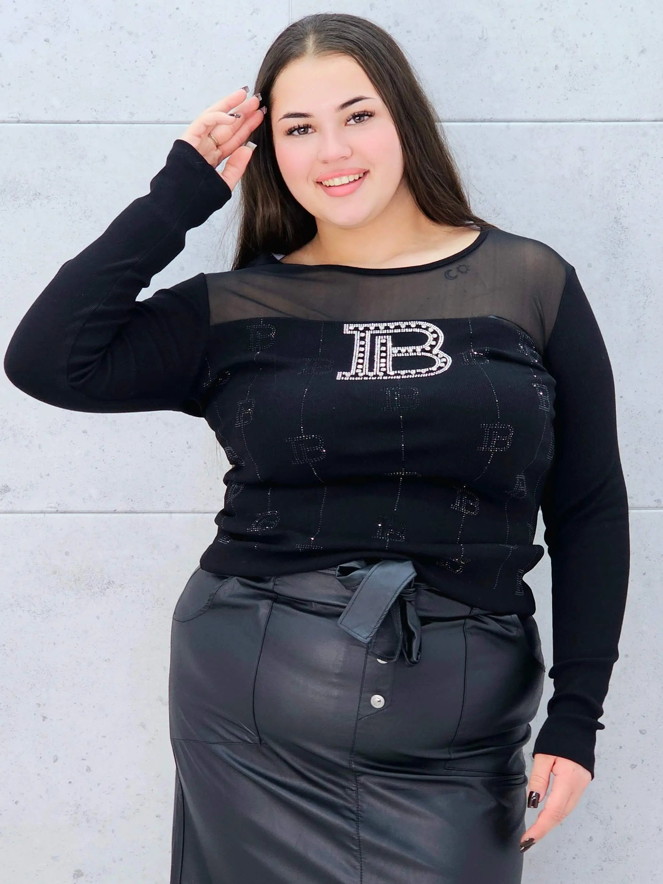 Czarna bluzka plus size z tiulem i cyrkoniowym logo – elegancja z nutą glamour Stylowa XL Stylowa XL