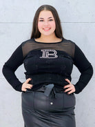 Czarna bluzka plus size z tiulem i cyrkoniowym logo – elegancja z nutą glamour Stylowa XL Stylowa XL