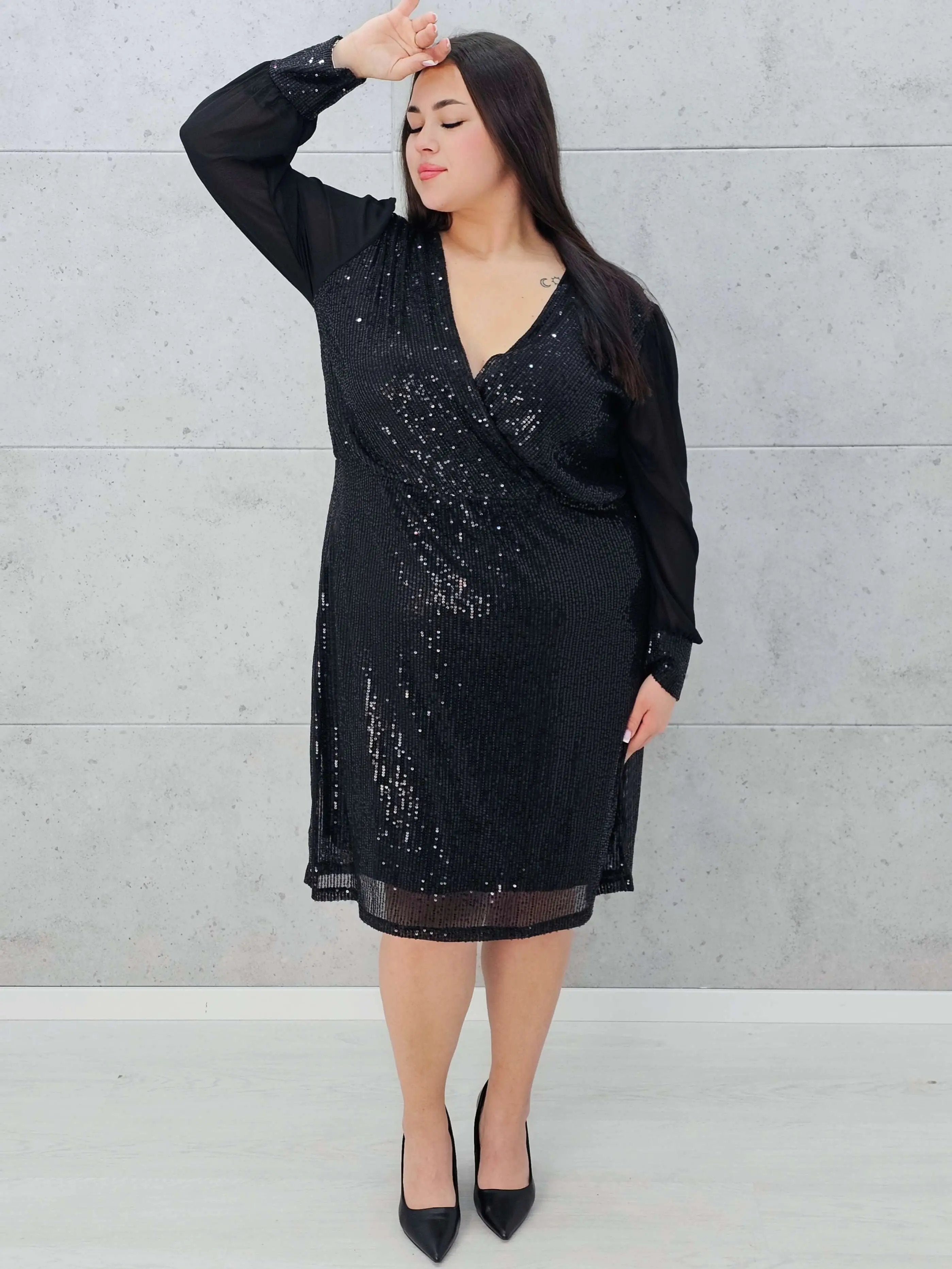Czarna cekinowa sukienka z szyfonowymi rękawami Stylowa XL