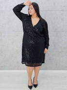 Czarna cekinowa sukienka z szyfonowymi rękawami Stylowa XL
