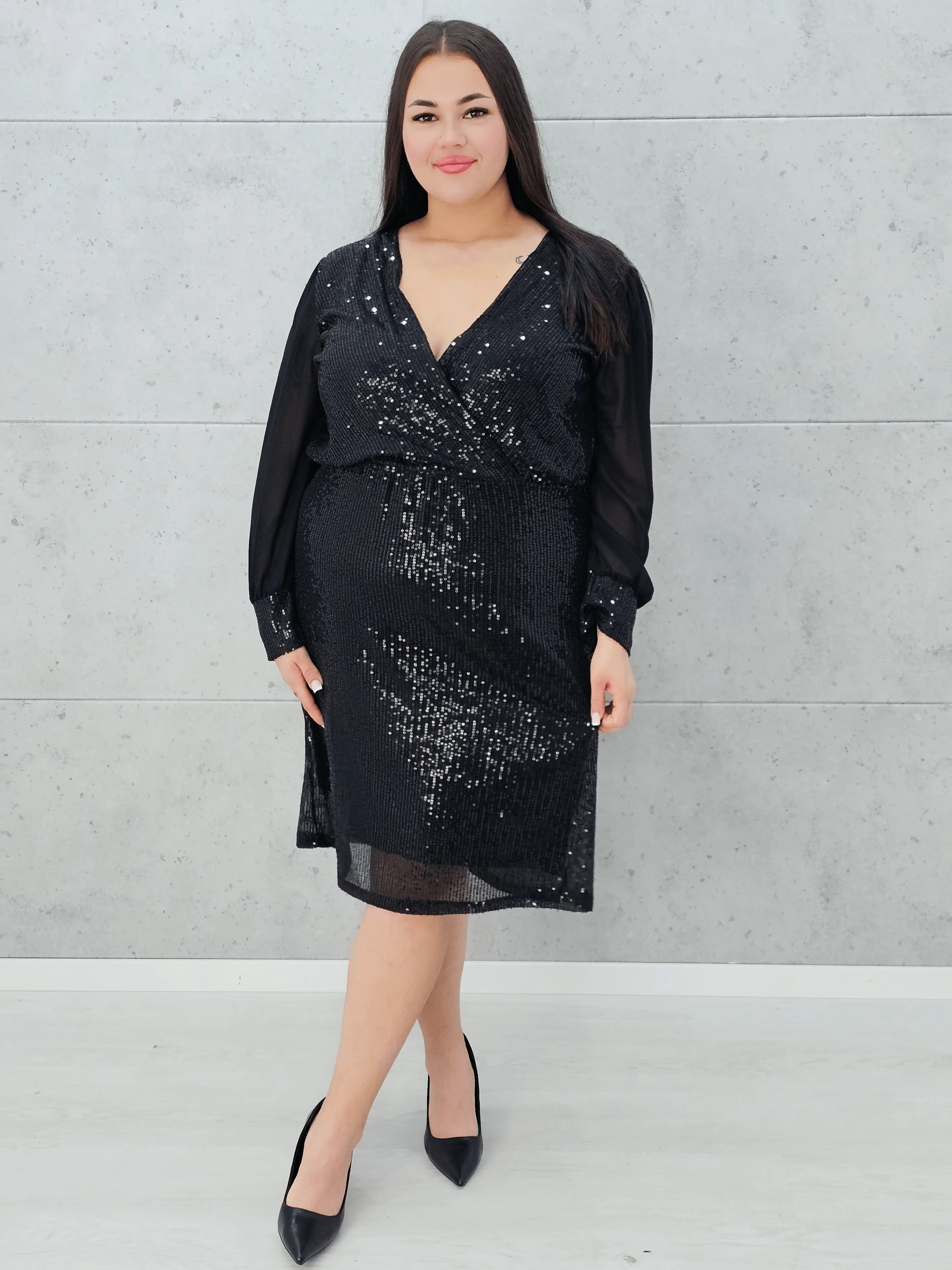 Czarna cekinowa sukienka z szyfonowymi rękawami Stylowa XL