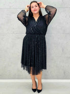 Czarna i bordowa sukienka plus size z połyskiem i kopertowym dekoltem – elegancka midi - Stylowa XL