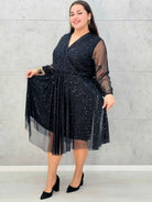 Czarna i bordowa sukienka plus size z połyskiem i kopertowym dekoltem – elegancka midi - Stylowa XL