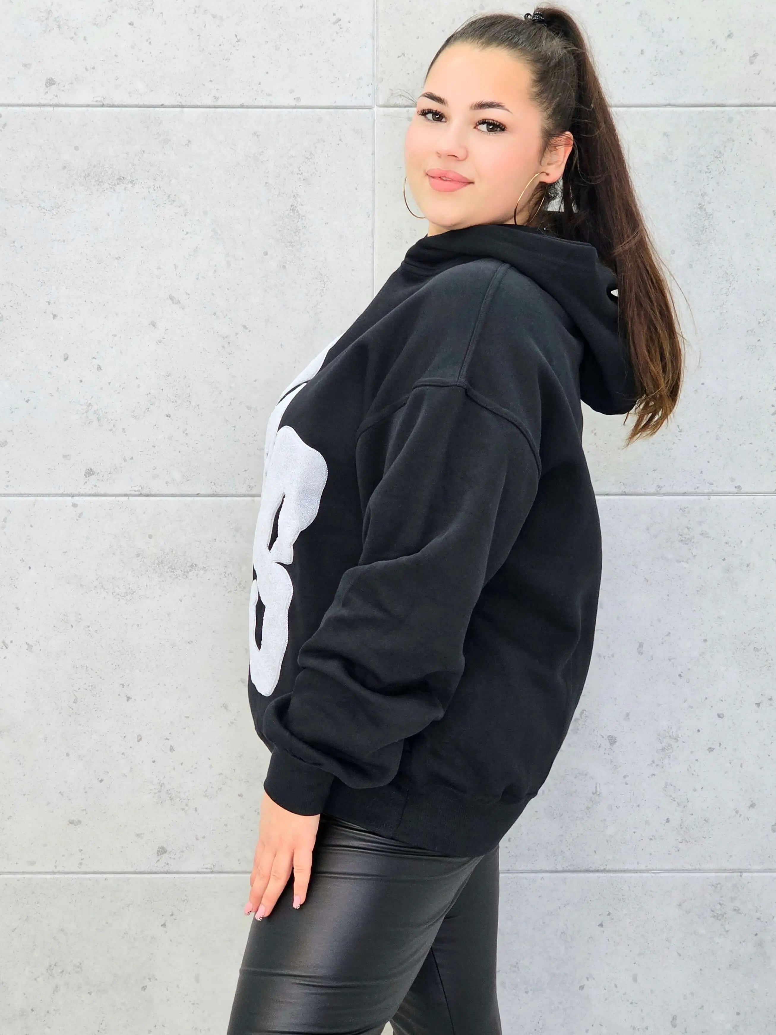 Czarna klasyczna bluza z materiałową wstawką na przodzie Stylowa XL