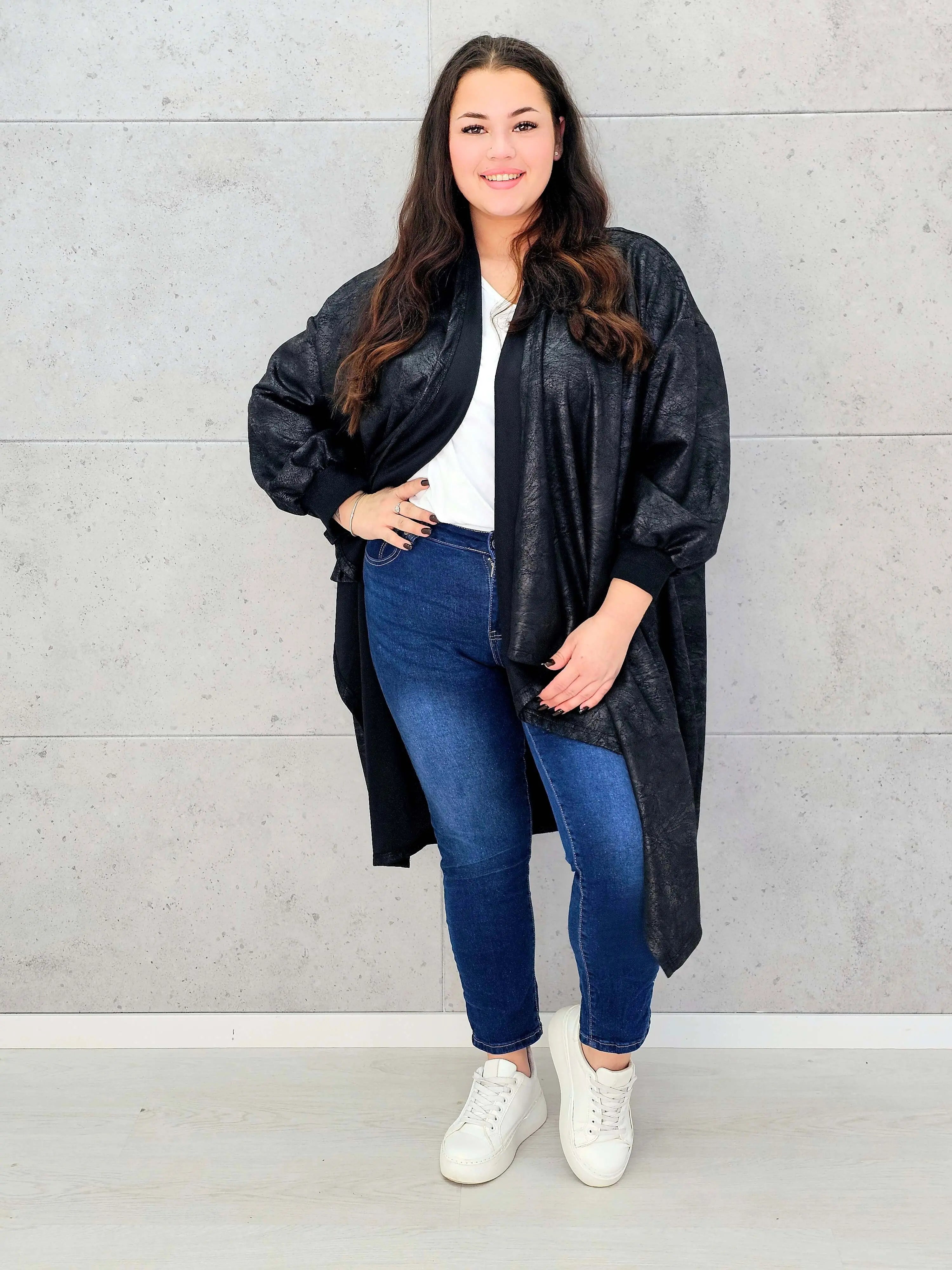 Czarna narzutka oversize z efektem skóry XXL – elegancja i styl w modzie plus size Stylowa XL