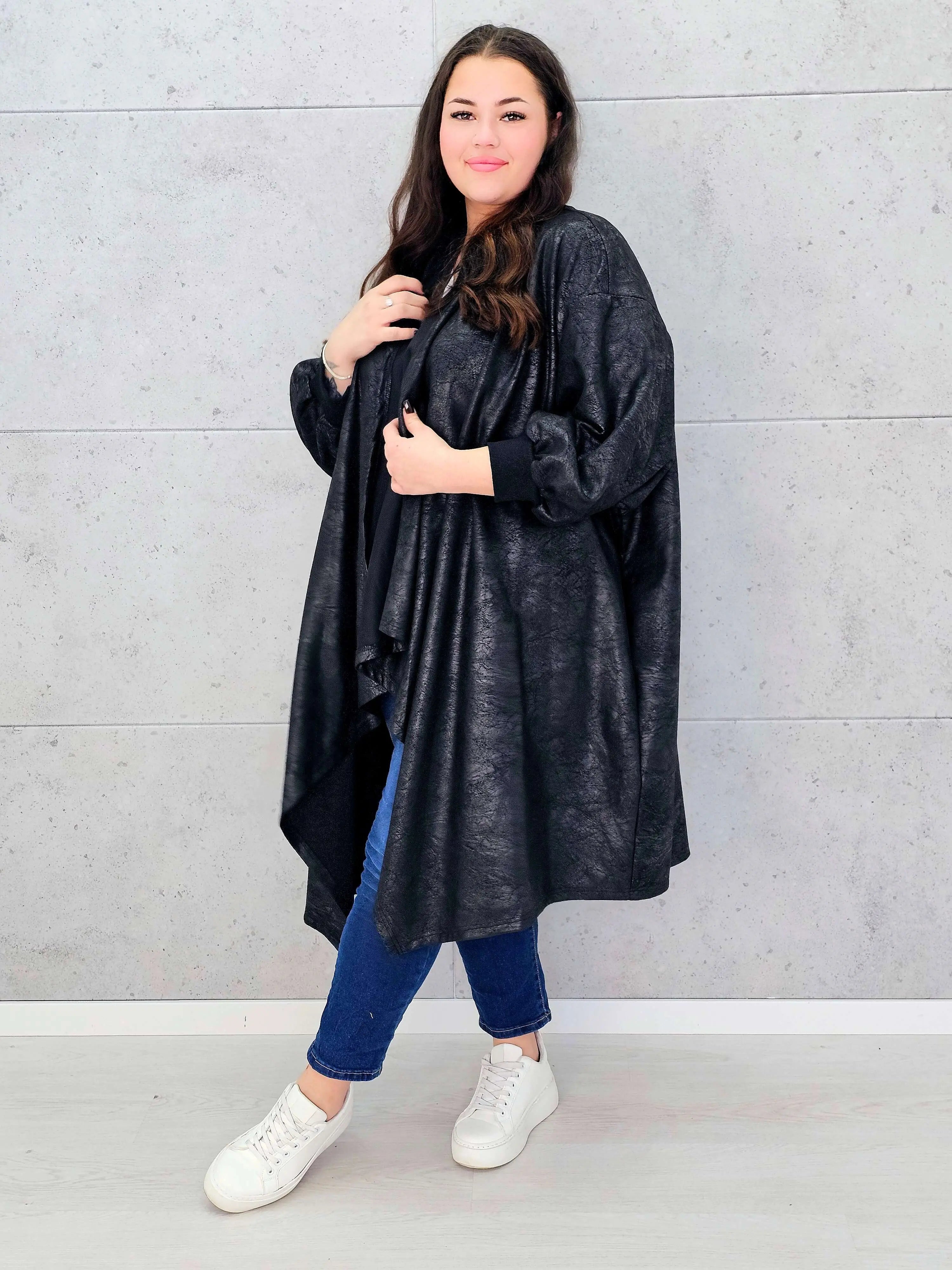 Czarna narzutka oversize z efektem skóry XXL – elegancja i styl w modzie plus size Stylowa XL