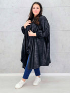 Czarna narzutka oversize z efektem skóry XXL – elegancja i styl w modzie plus size Stylowa XL