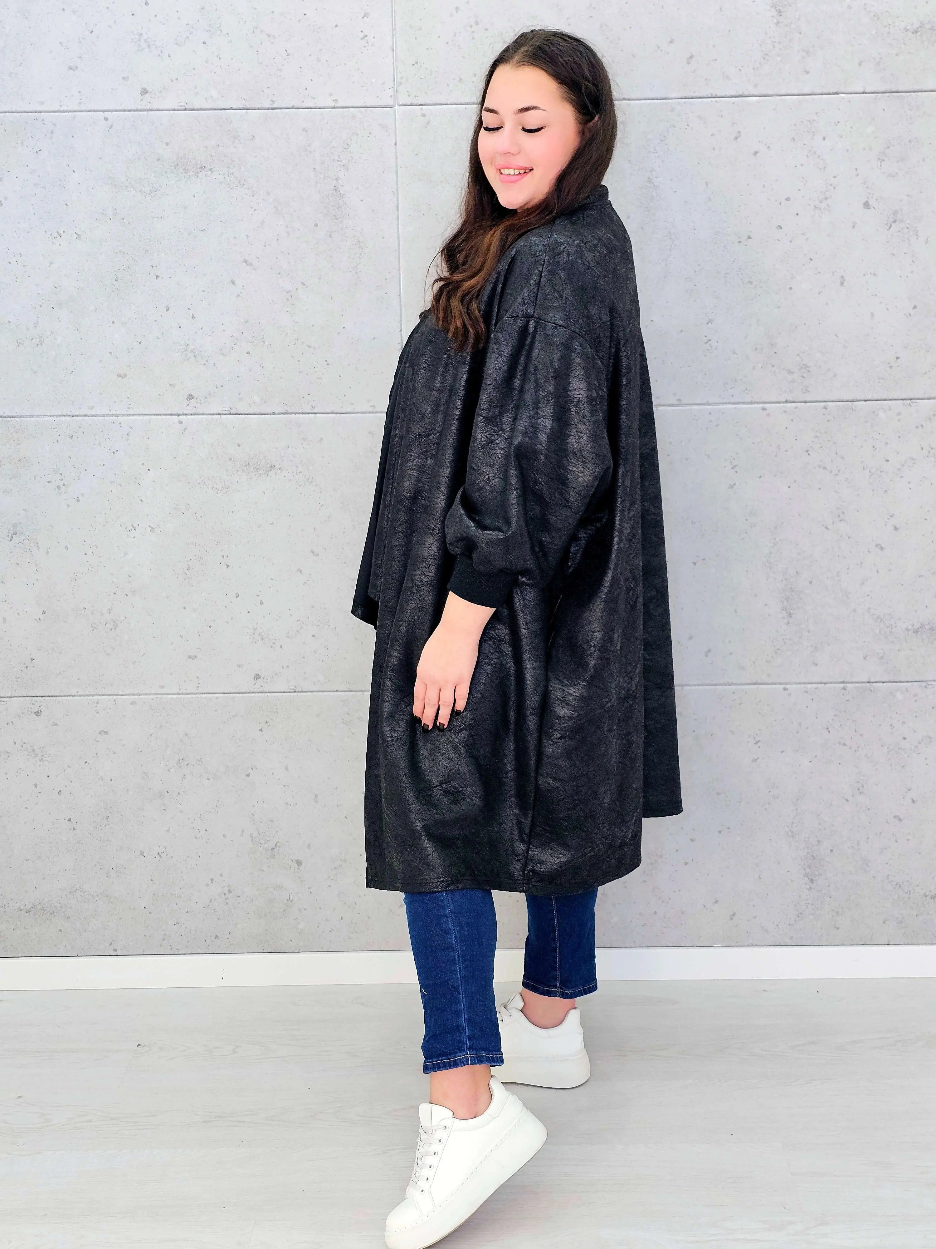 Czarna narzutka oversize z efektem skóry XXL – elegancja i styl w modzie plus size Stylowa XL