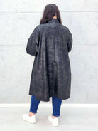 Czarna narzutka oversize z efektem skóry XXL – elegancja i styl w modzie plus size Stylowa XL