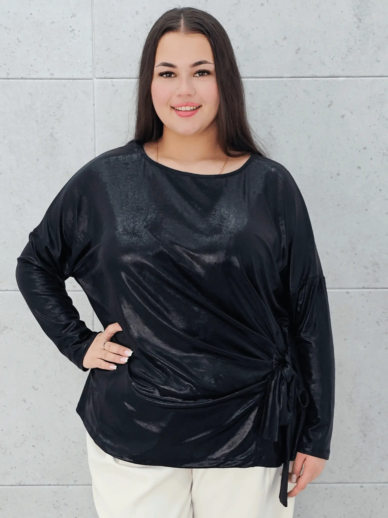 Czarna połyskująca bluzka z wiązaniem Stylowa XL