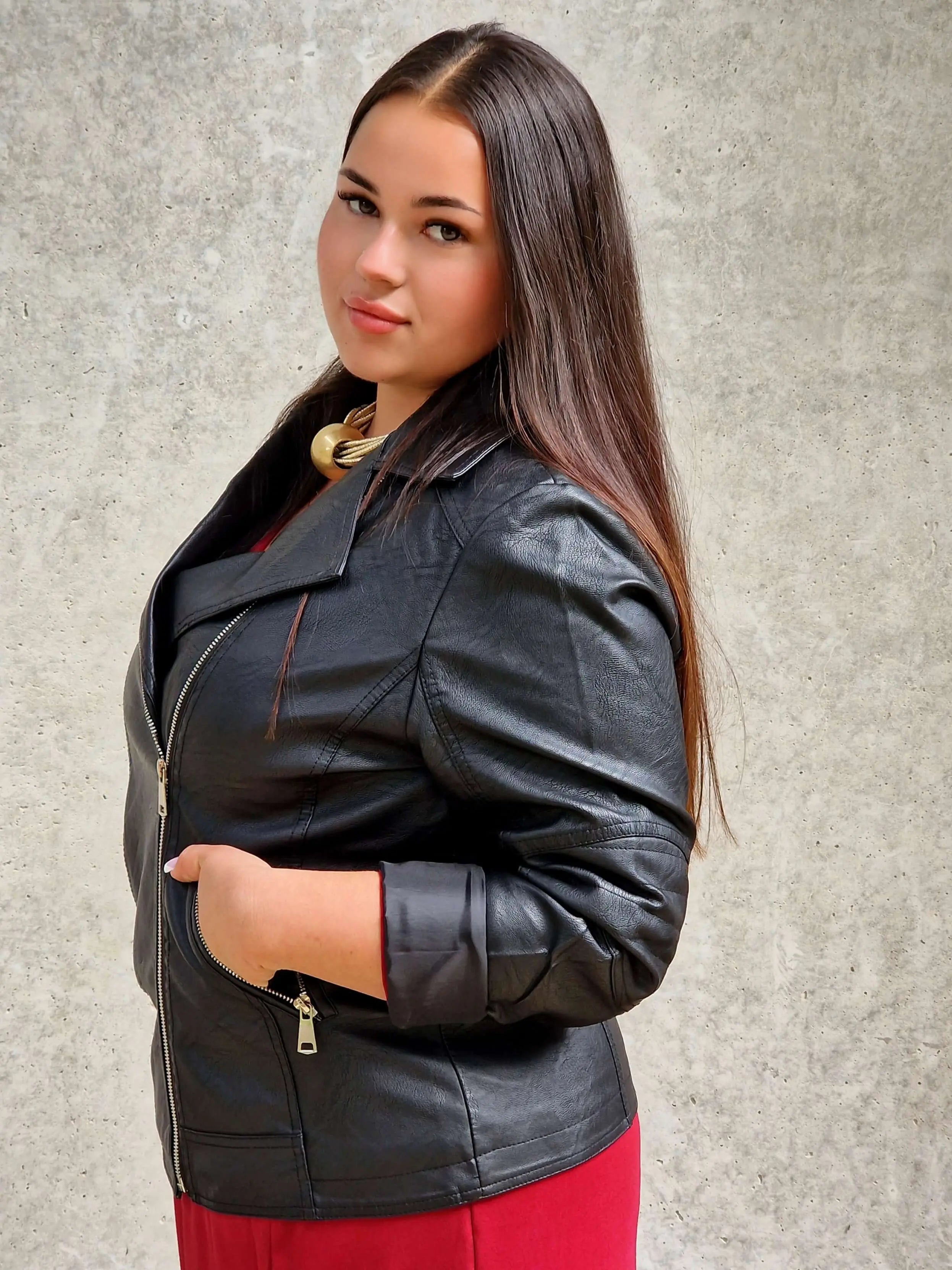 Czarna ramoneska plus size z ekoskóry – klasyka w nowoczesnym wydaniu Stylowa XL