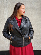 Czarna ramoneska plus size z ekoskóry – styl, elegancja i pewność siebie Stylowa XL