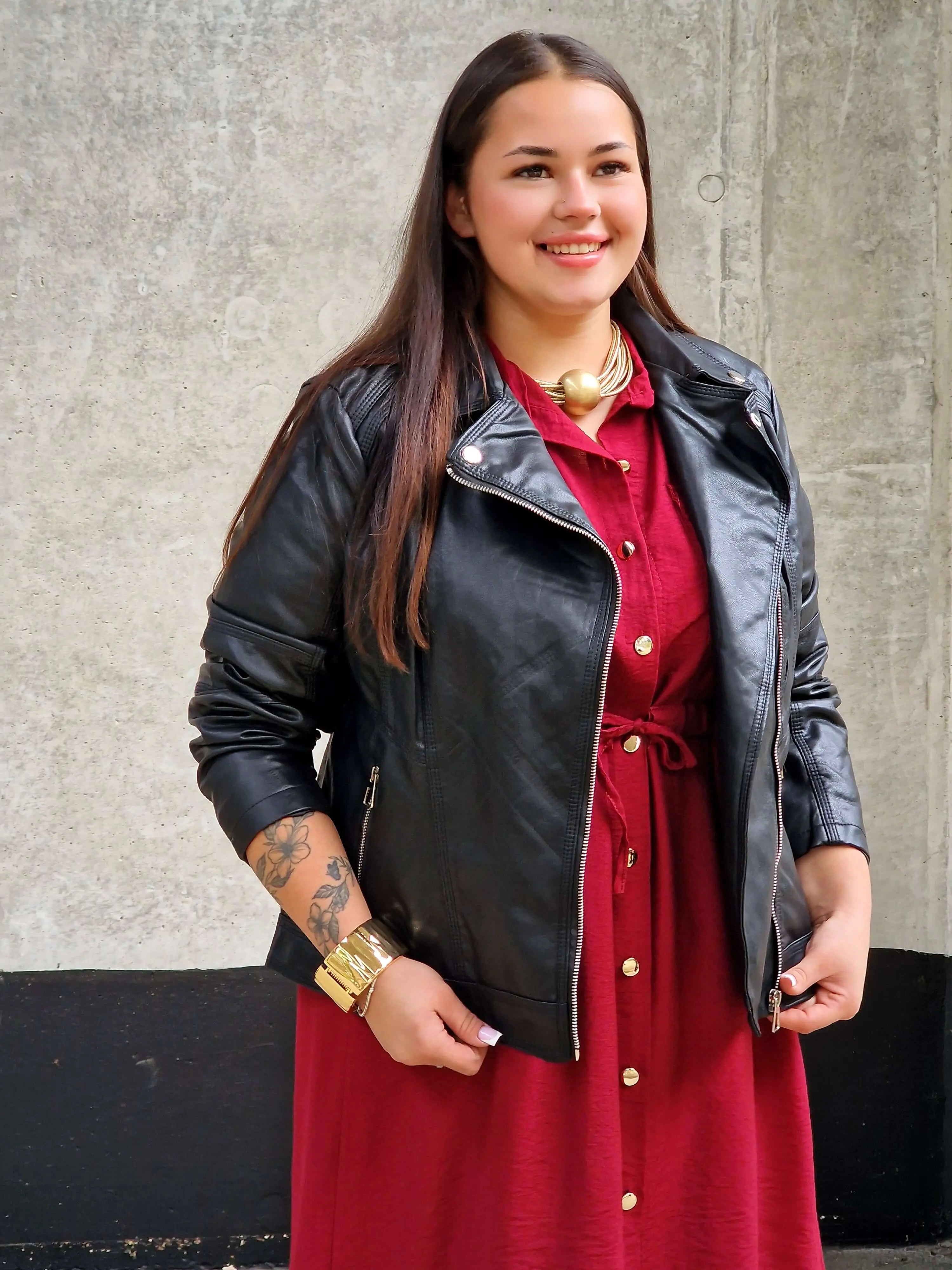 Czarna ramoneska plus size z ekoskóry – styl, elegancja i pewność siebie Stylowa XL