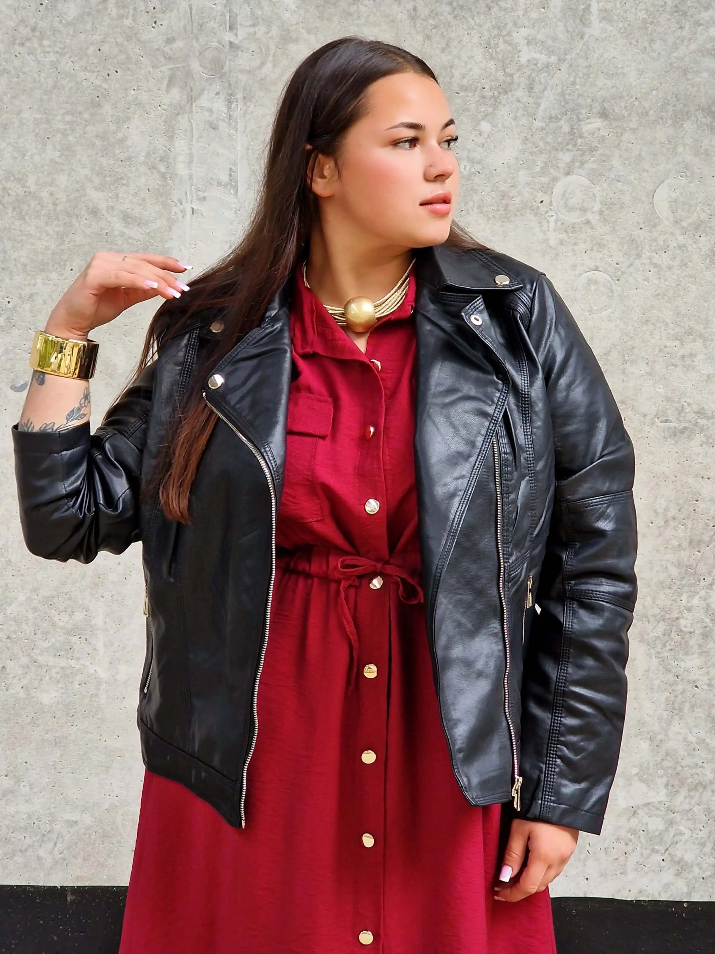 Czarna ramoneska plus size z ekoskóry – styl, elegancja i pewność siebie Stylowa XL