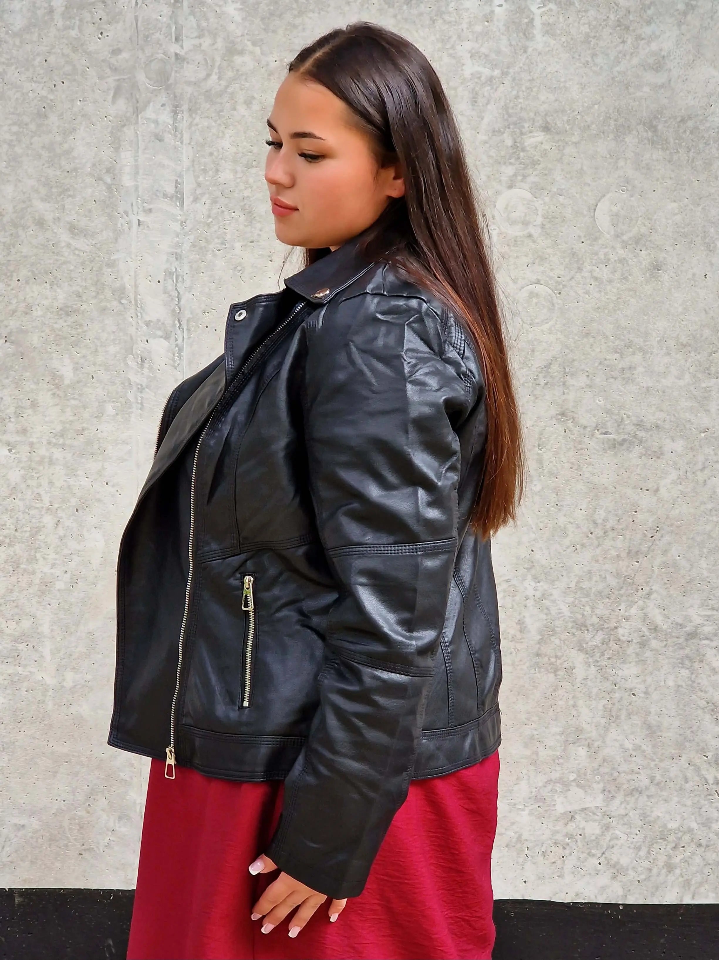 Czarna ramoneska plus size z ekoskóry – styl, elegancja i pewność siebie Stylowa XL