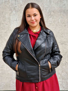 Czarna ramoneska plus size z ekoskóry – styl, elegancja i pewność siebie Stylowa XL