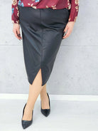 Detale spódnicy midi z ekoskóry – Stylowa XL