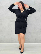 Czarna sukienka plus size z dekoltem kopertowym i ozdobnymi guzikami – elegancka mini - Stylowa XL