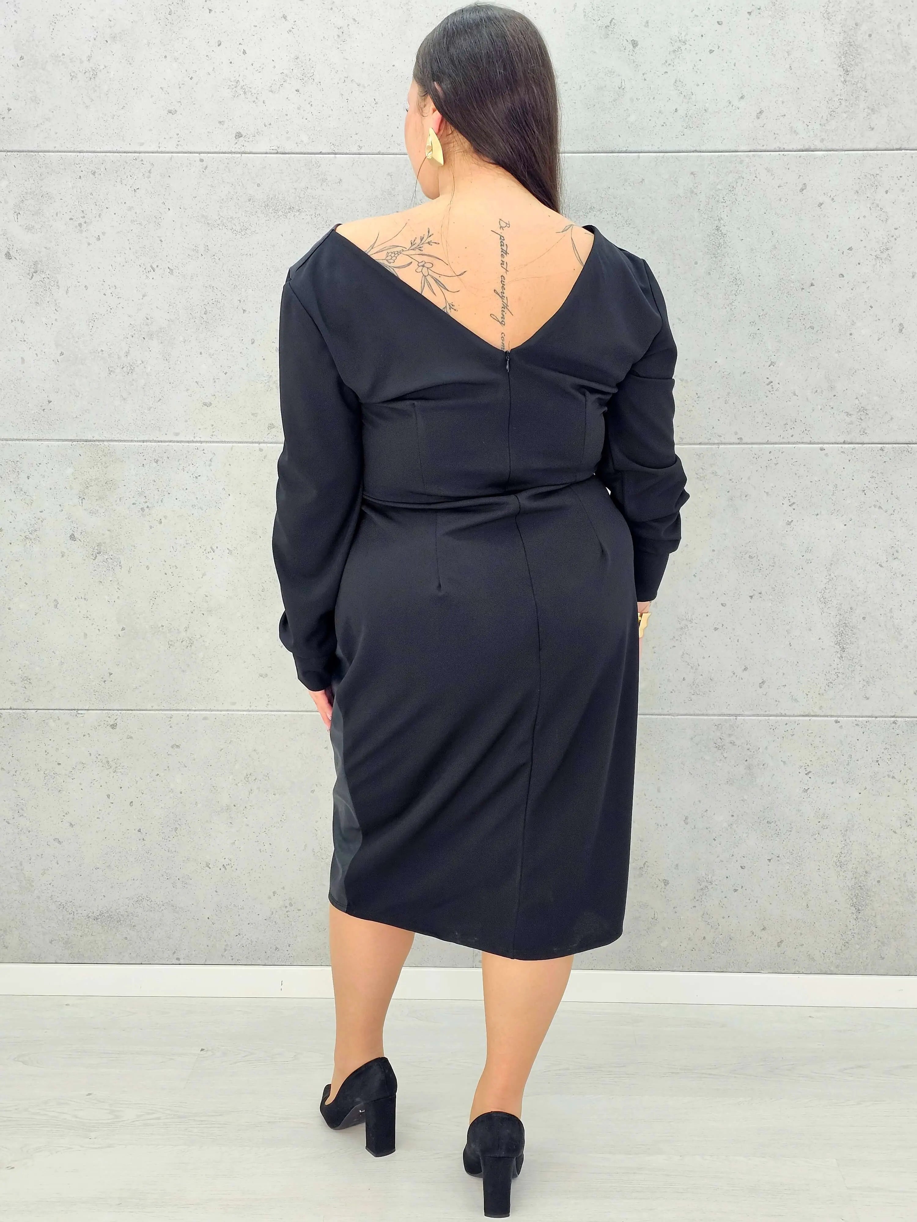 Czarna sukienka plus size z drapowaniem i dekoltem V – elegancka midi - Stylowa XL