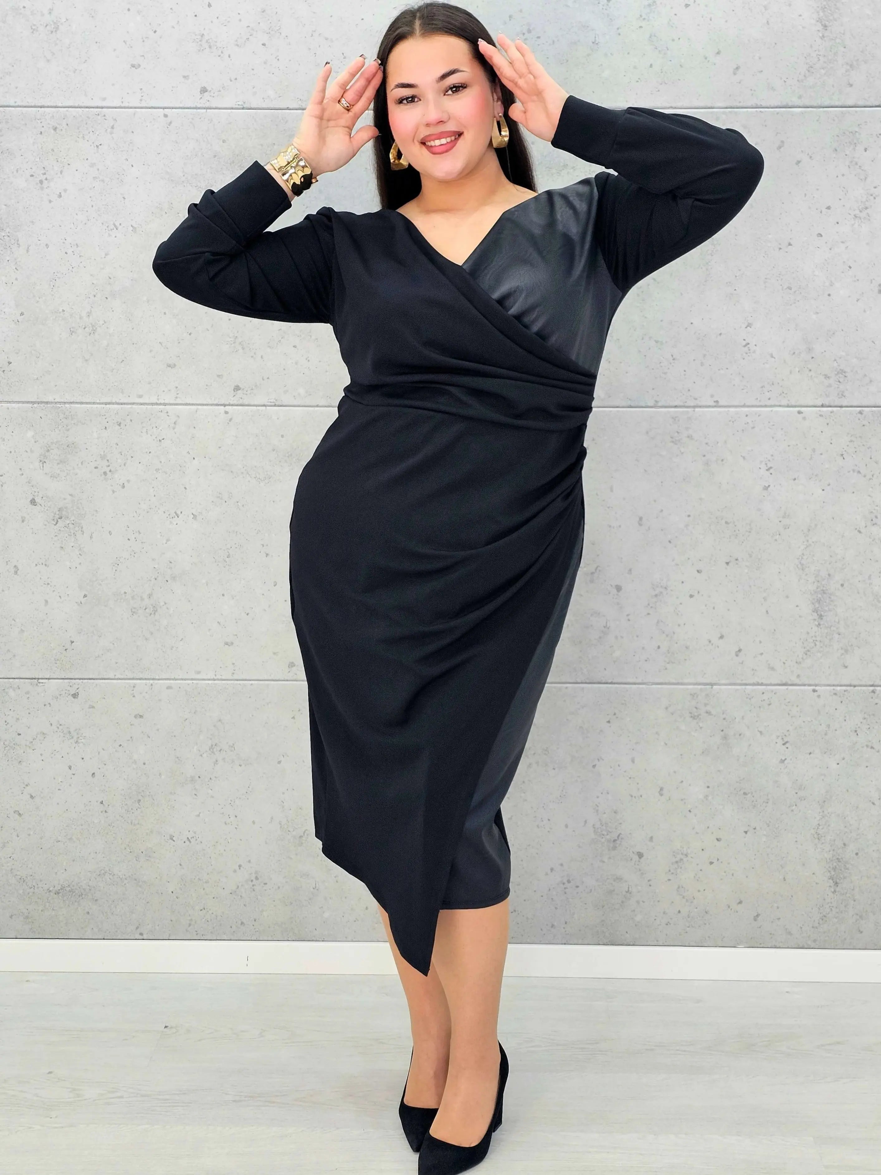 Czarna sukienka plus size z drapowaniem i dekoltem V – elegancka midi - Stylowa XL