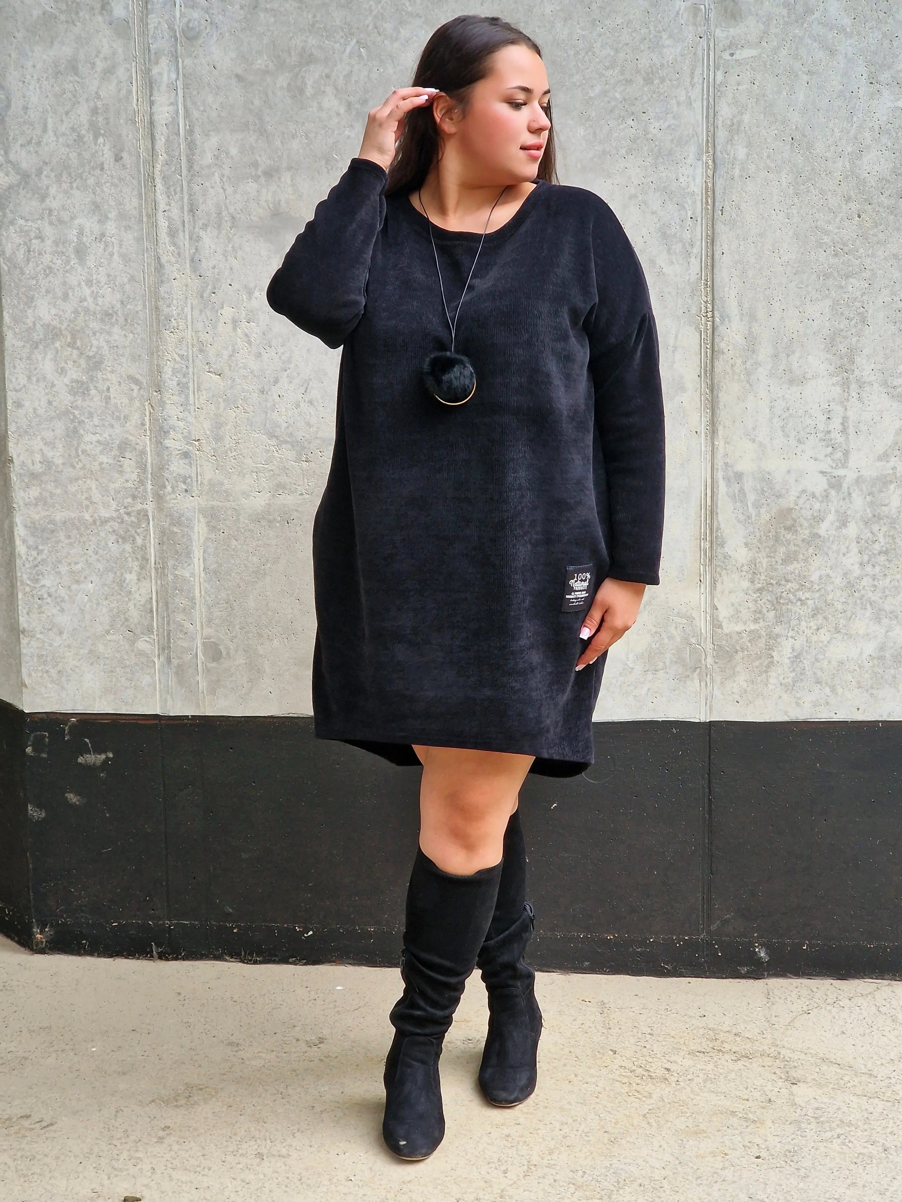 Czarna sukienka plus size z dzianiny – wygodna, stylowa i uniwersalna Stylowa XL