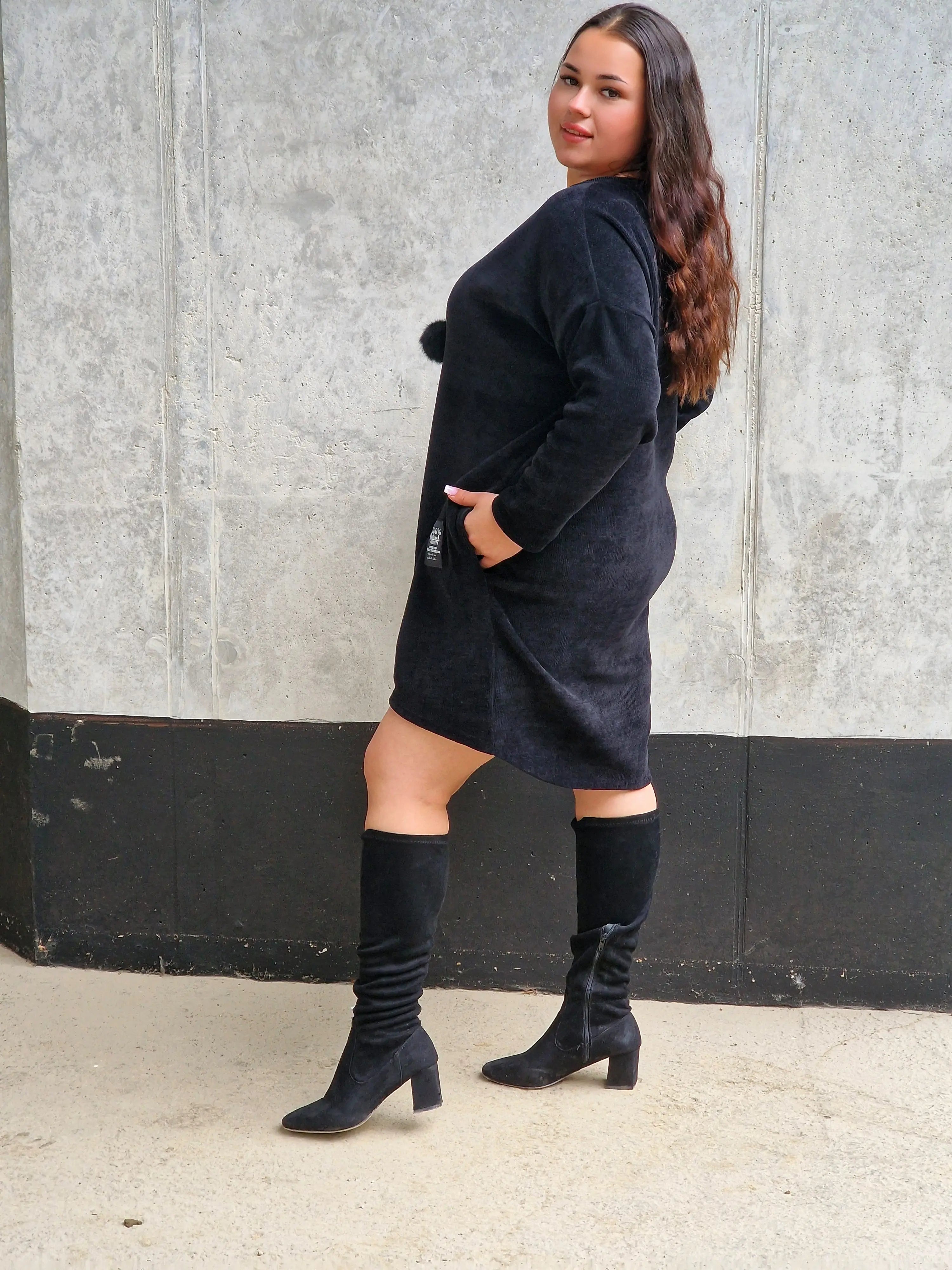 Czarna sukienka plus size z dzianiny – wygodna, stylowa i uniwersalna Stylowa XL