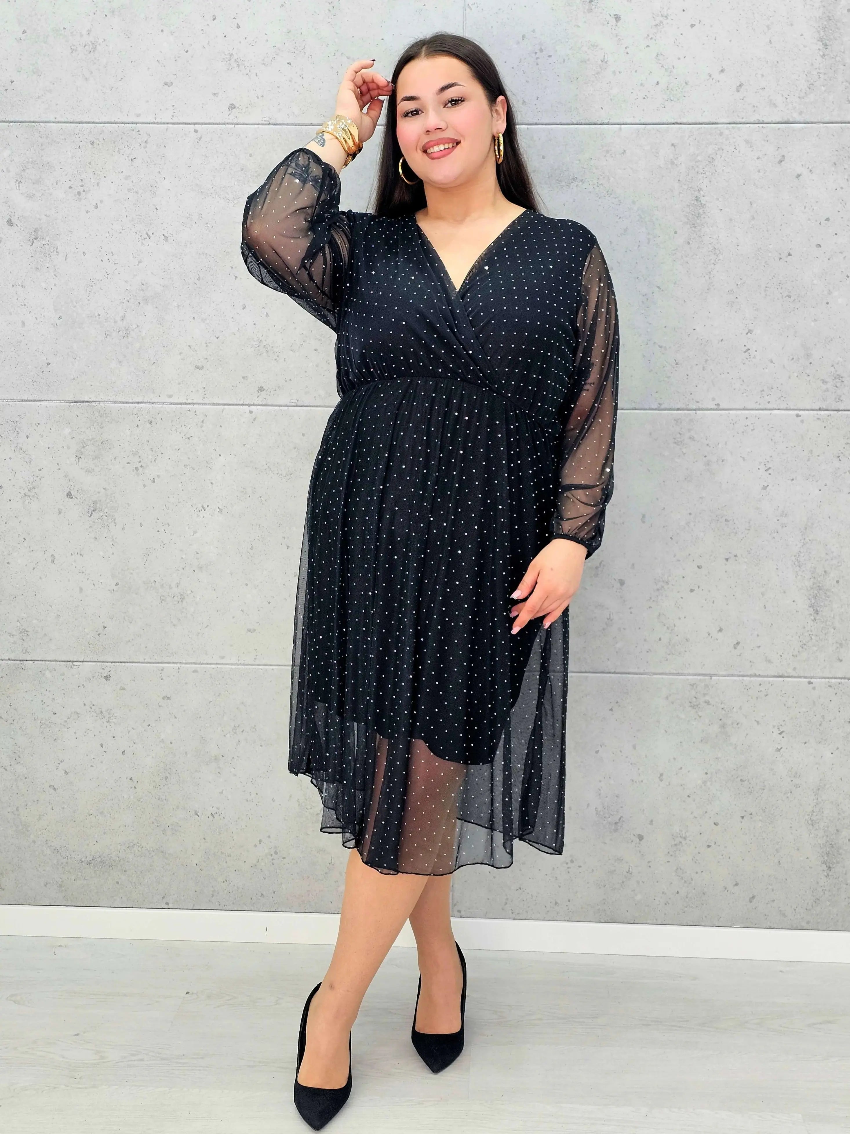 Czarna sukienka plus size z kopertowym dekoltem i drobnymi kryształkami – elegancka midi - Stylowa XL