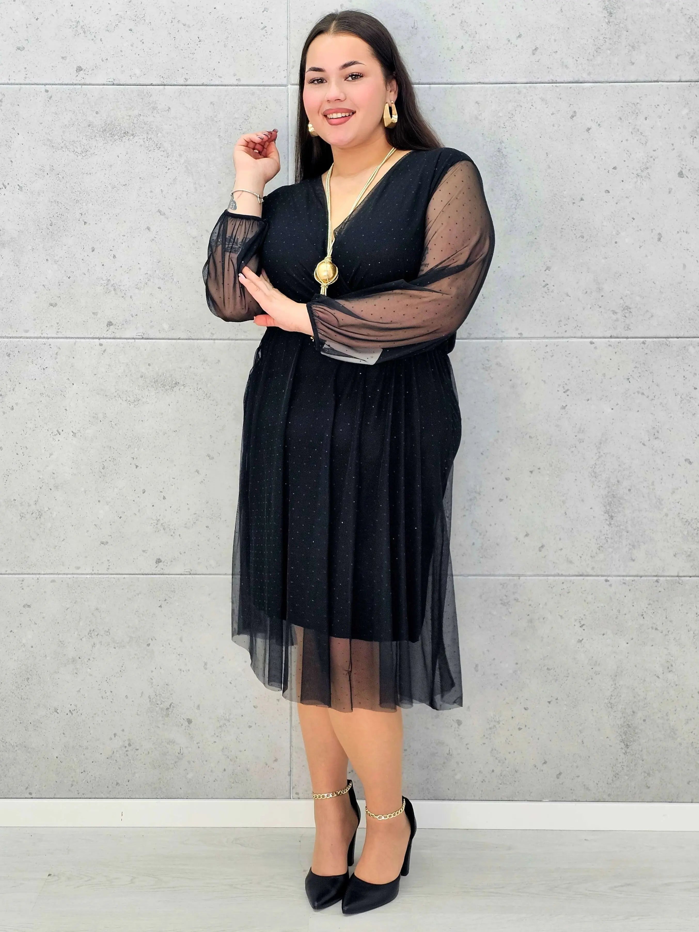 Czarna sukienka plus size z kopertowym dekoltem i drobnymi kryształkami – elegancka midi - Stylowa XL