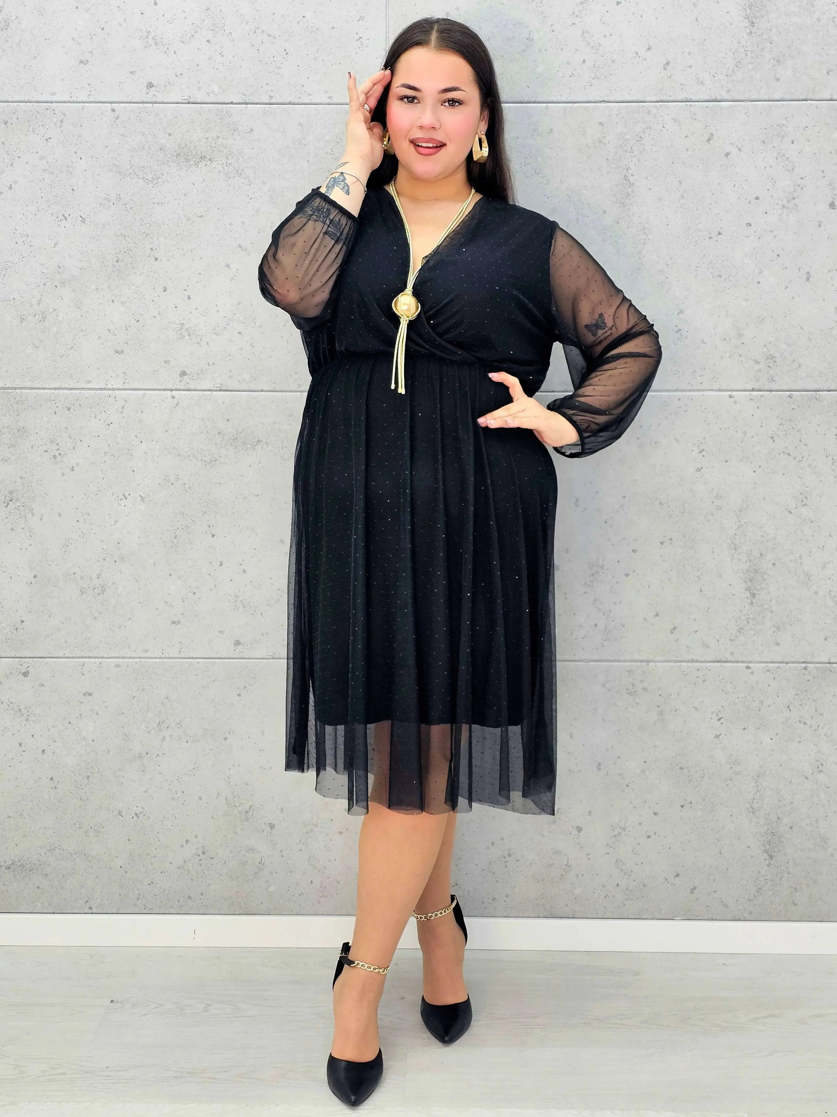 Czarna sukienka plus size z kopertowym dekoltem i drobnymi kryształkami – elegancka midi - Stylowa XL