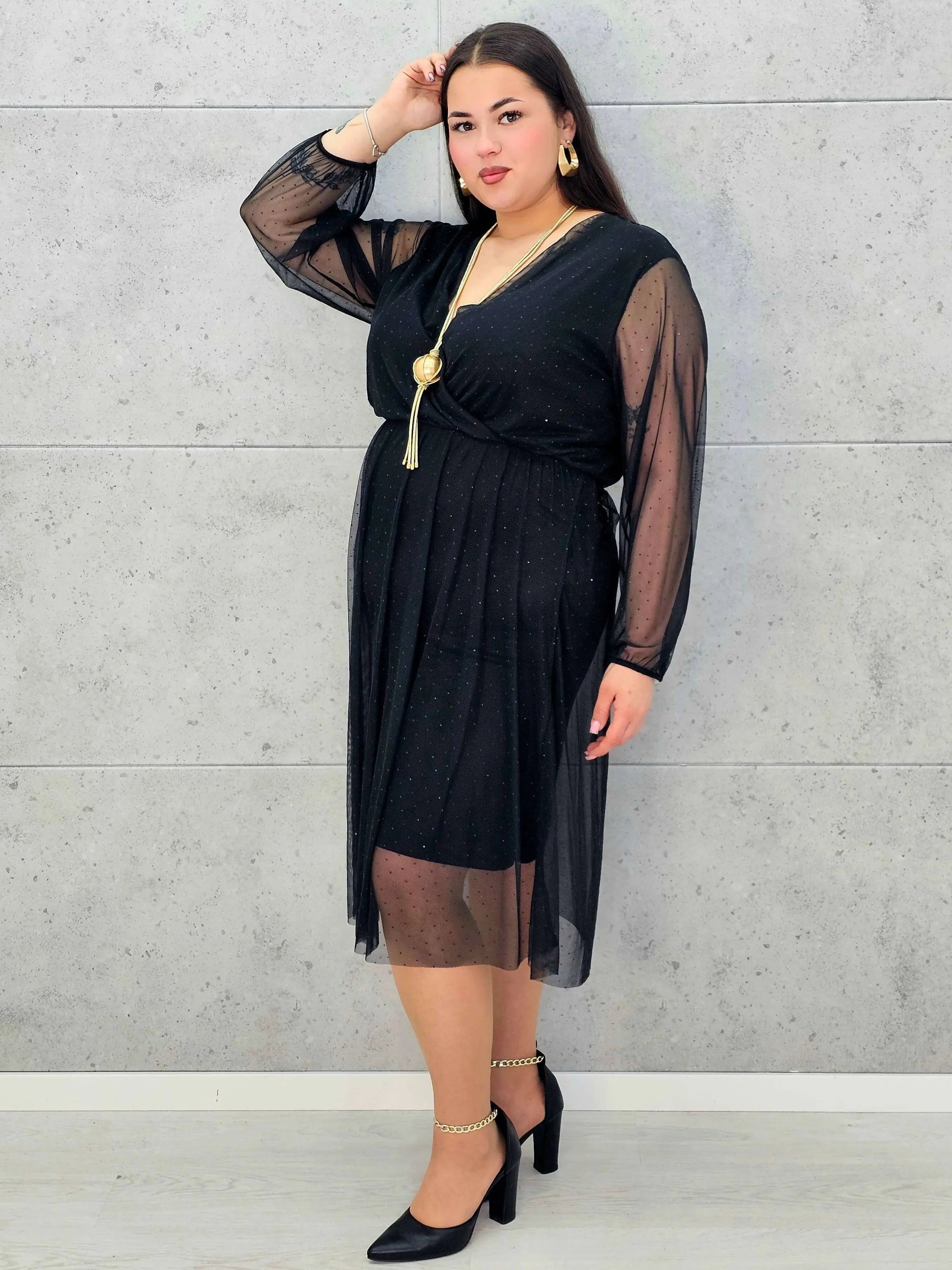 Czarna sukienka plus size z kopertowym dekoltem i drobnymi kryształkami – elegancka midi - Stylowa XL