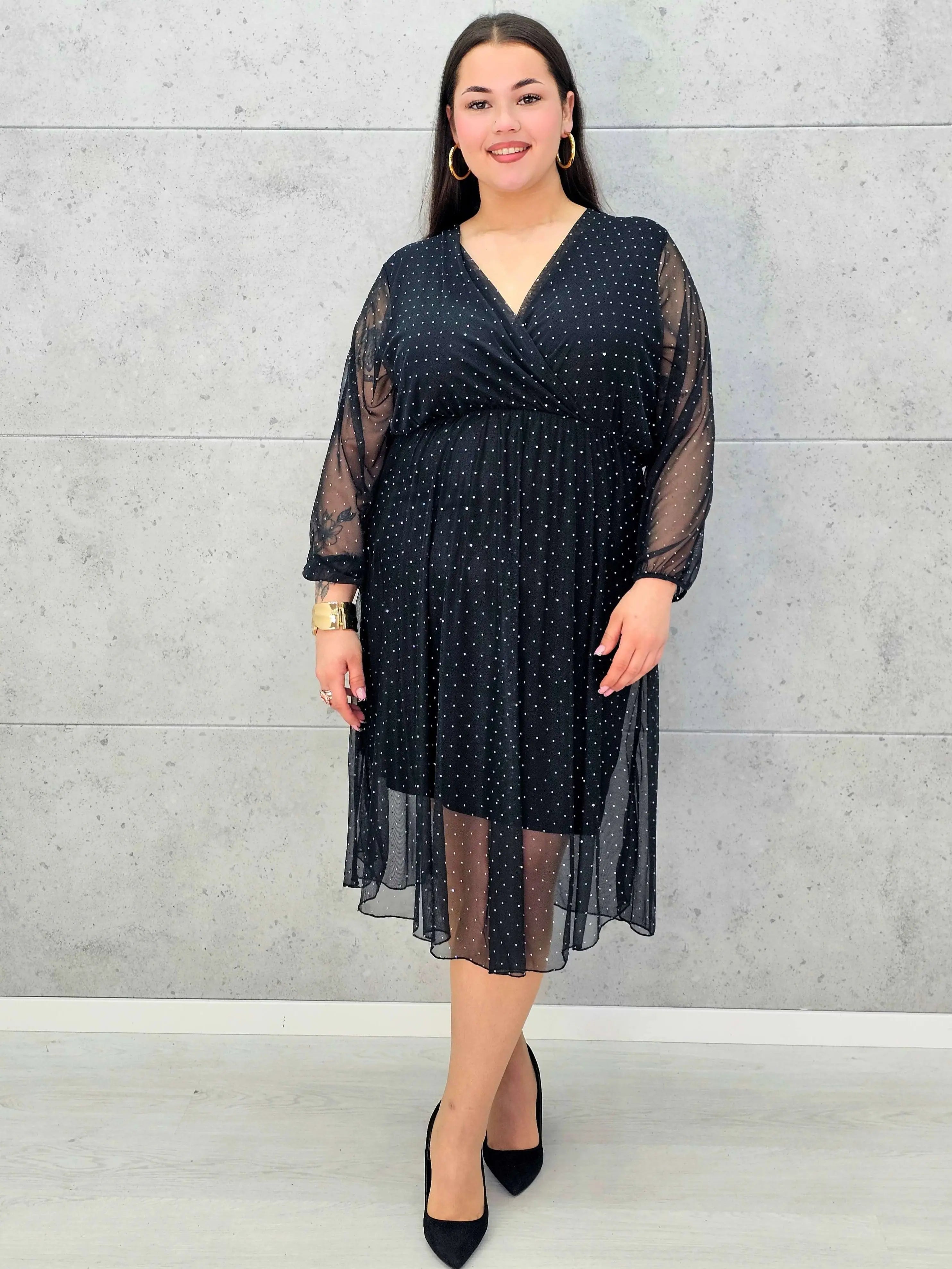 Czarna sukienka plus size z kopertowym dekoltem i drobnymi kryształkami – elegancka midi - Stylowa XL