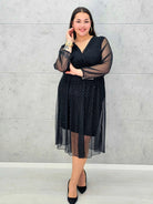 Czarna sukienka plus size z kopertowym dekoltem i drobnymi kryształkami – elegancka midi - Stylowa XL