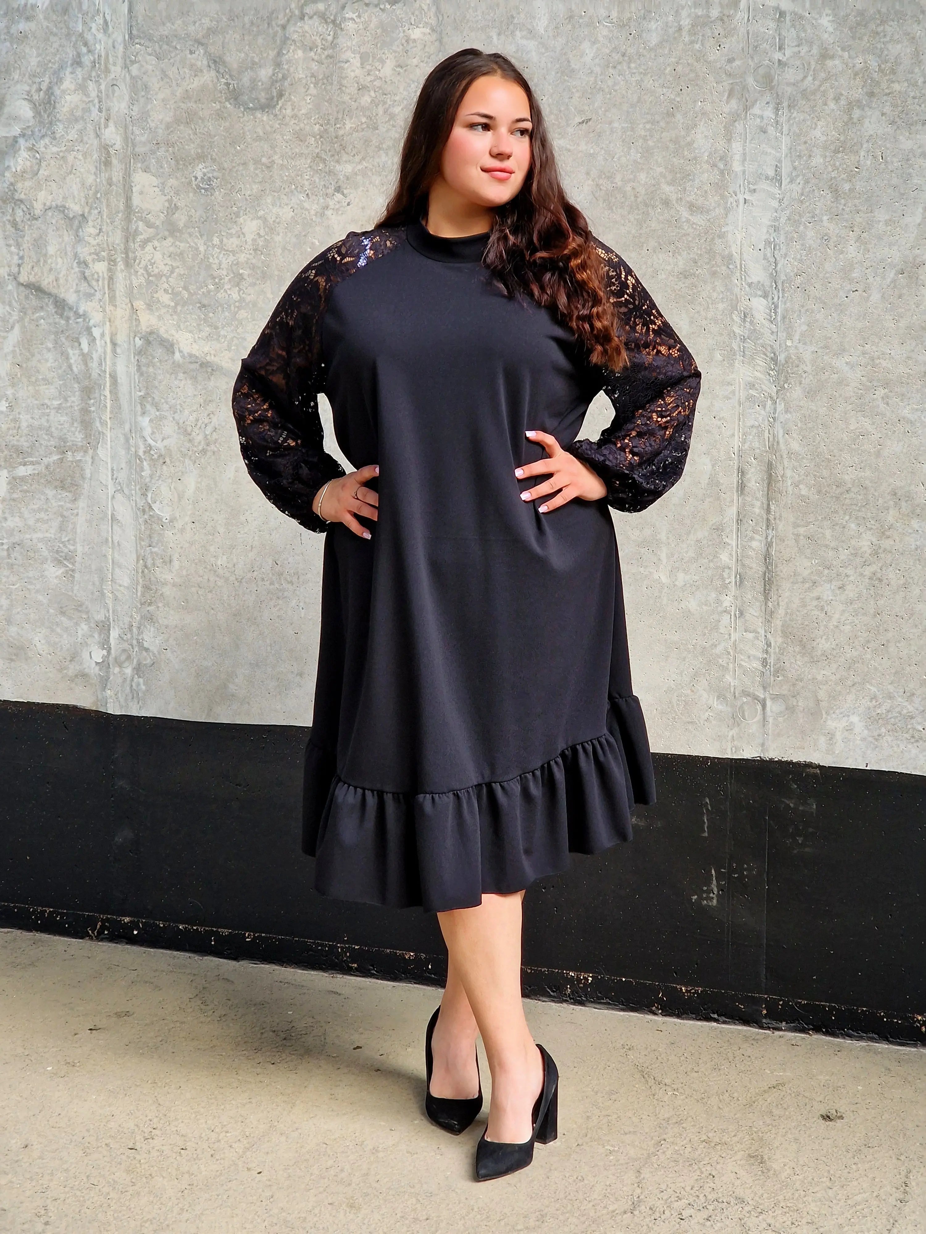 Czarna sukienka plus size z koronką i falbaną – elegancka i kobieca Stylowa XL