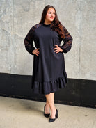 Czarna sukienka plus size z koronką i falbaną – elegancka i kobieca Stylowa XL