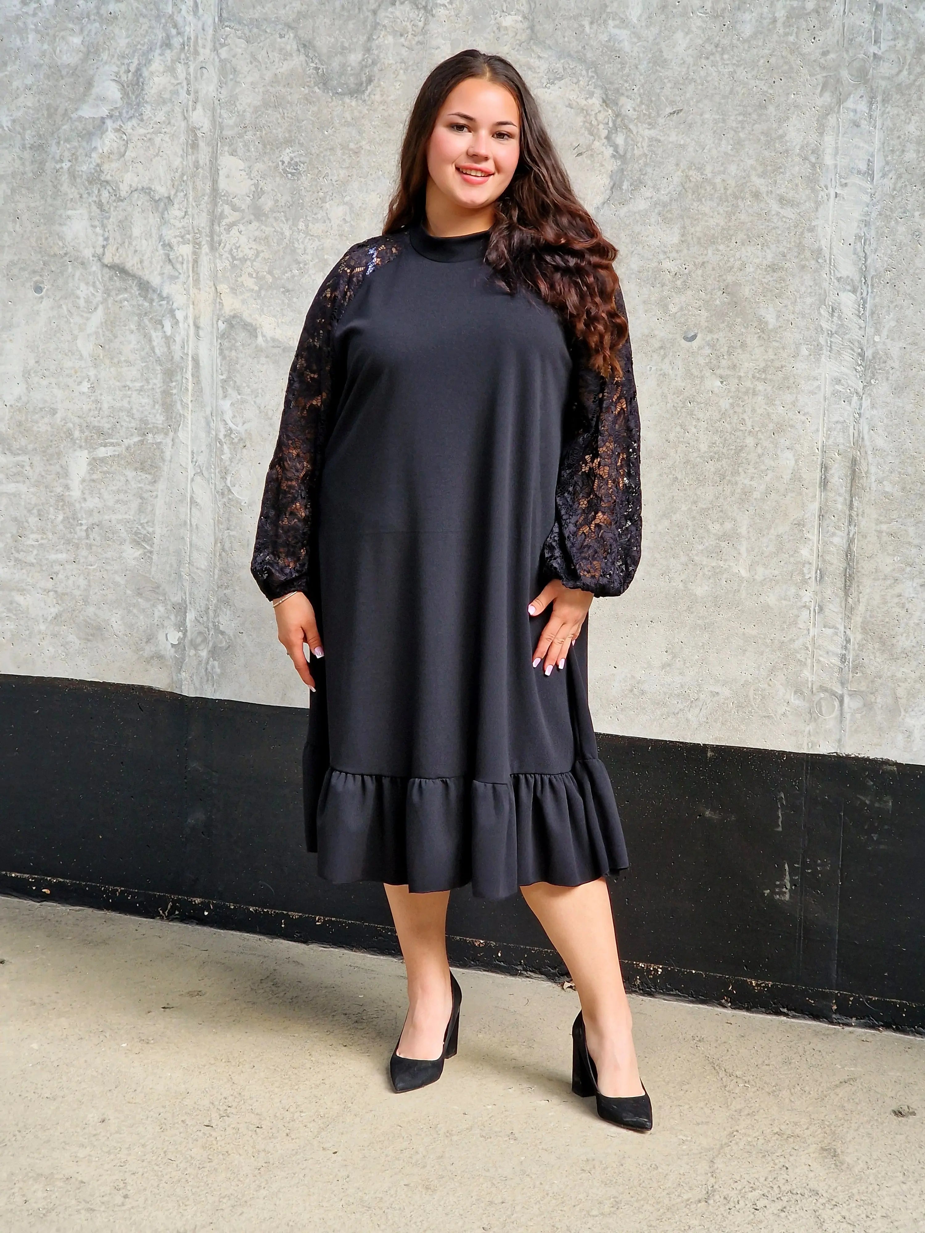 Czarna sukienka plus size z koronką i falbaną – elegancka i kobieca Stylowa XL