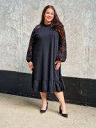 Czarna sukienka plus size z koronką i falbaną – elegancka i kobieca Stylowa XL