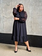 Czarna sukienka plus size z koronką i falbaną – elegancka i kobieca Stylowa XL