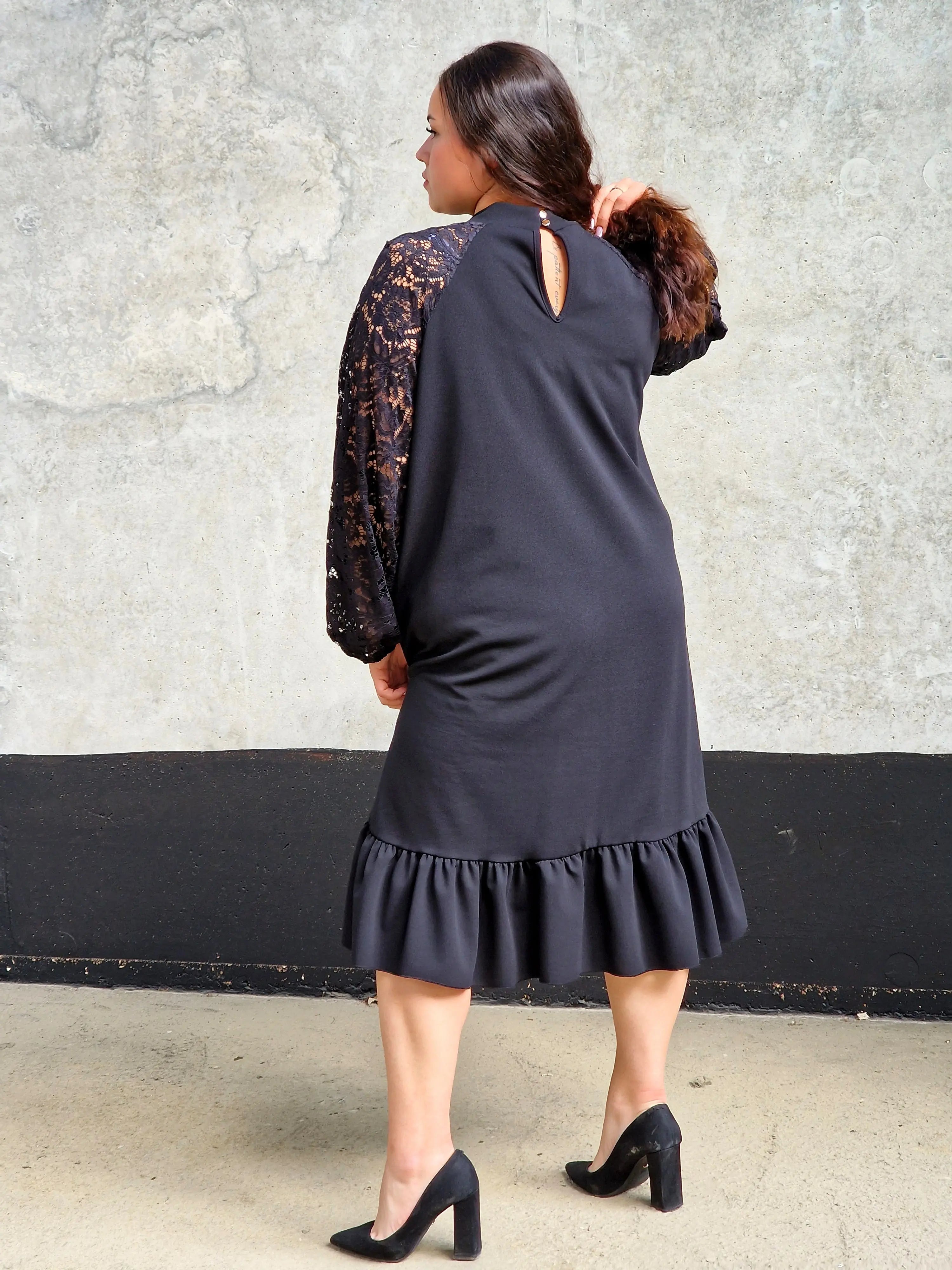 Czarna sukienka plus size z koronką i falbaną – elegancka i kobieca Stylowa XL