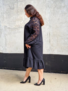 Czarna sukienka plus size z koronką i falbaną – elegancka i kobieca Stylowa XL