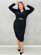 M014 Czarna sukienka plus size z połyskiem i ozdobnym łańcuchem – elegancka midi - Stylowa XL