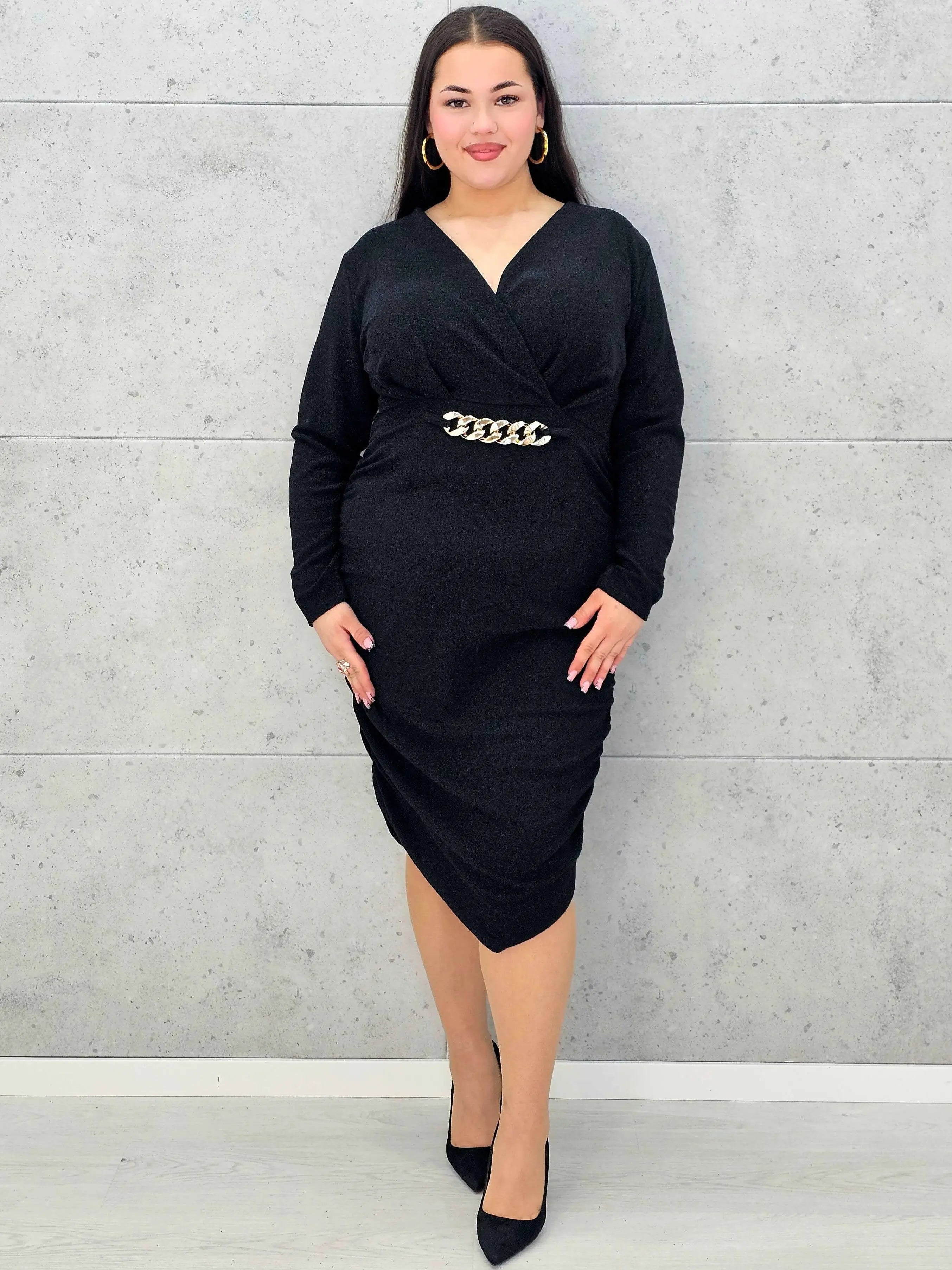 M014 Czarna sukienka plus size z połyskiem i ozdobnym łańcuchem – elegancka midi - Stylowa XL