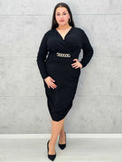 M014 Czarna sukienka plus size z połyskiem i ozdobnym łańcuchem – elegancka midi - Stylowa XL