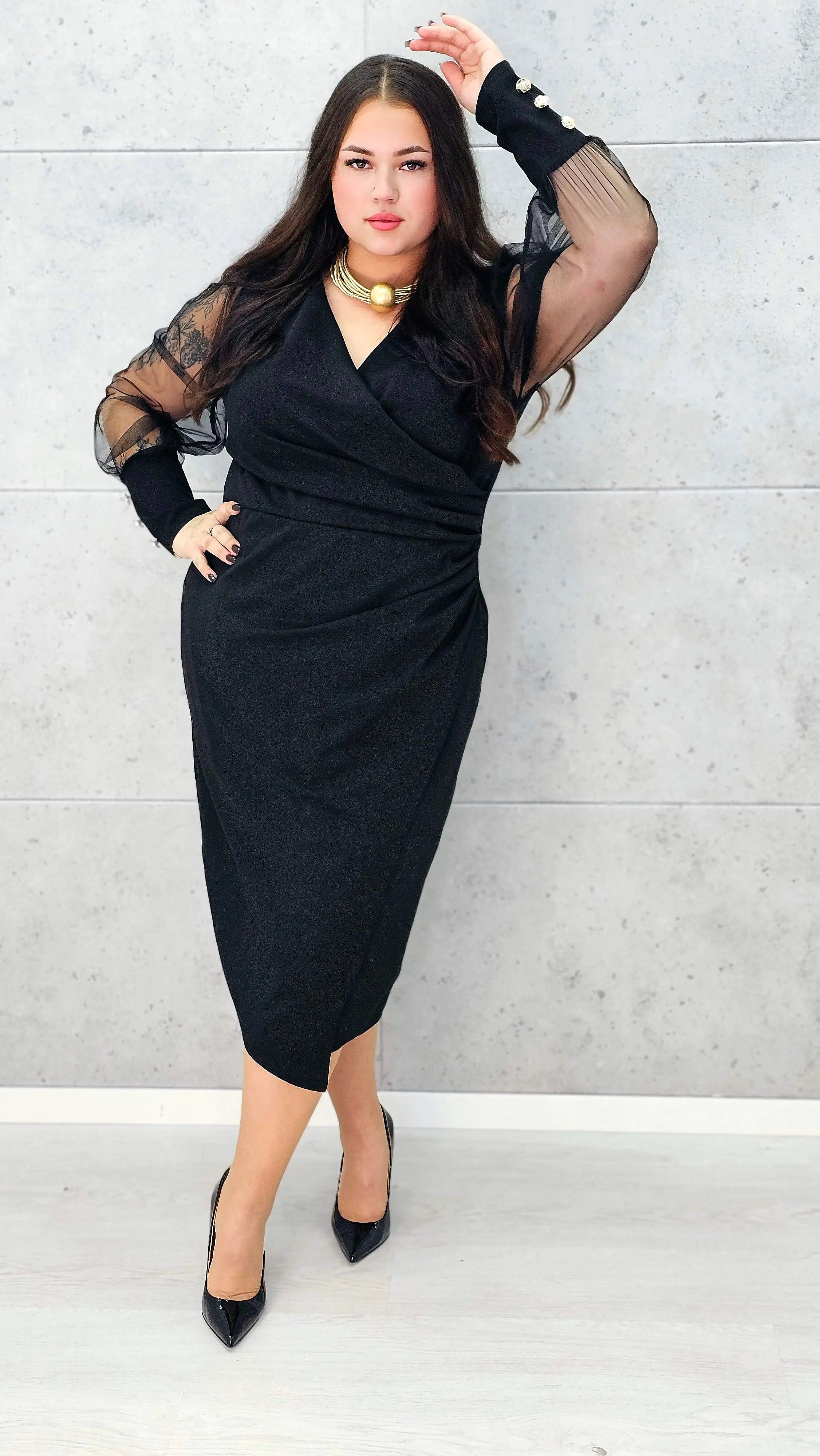 Czarna elegancka sukienka plus size z tiulowymi rękawami – widok z przodu
