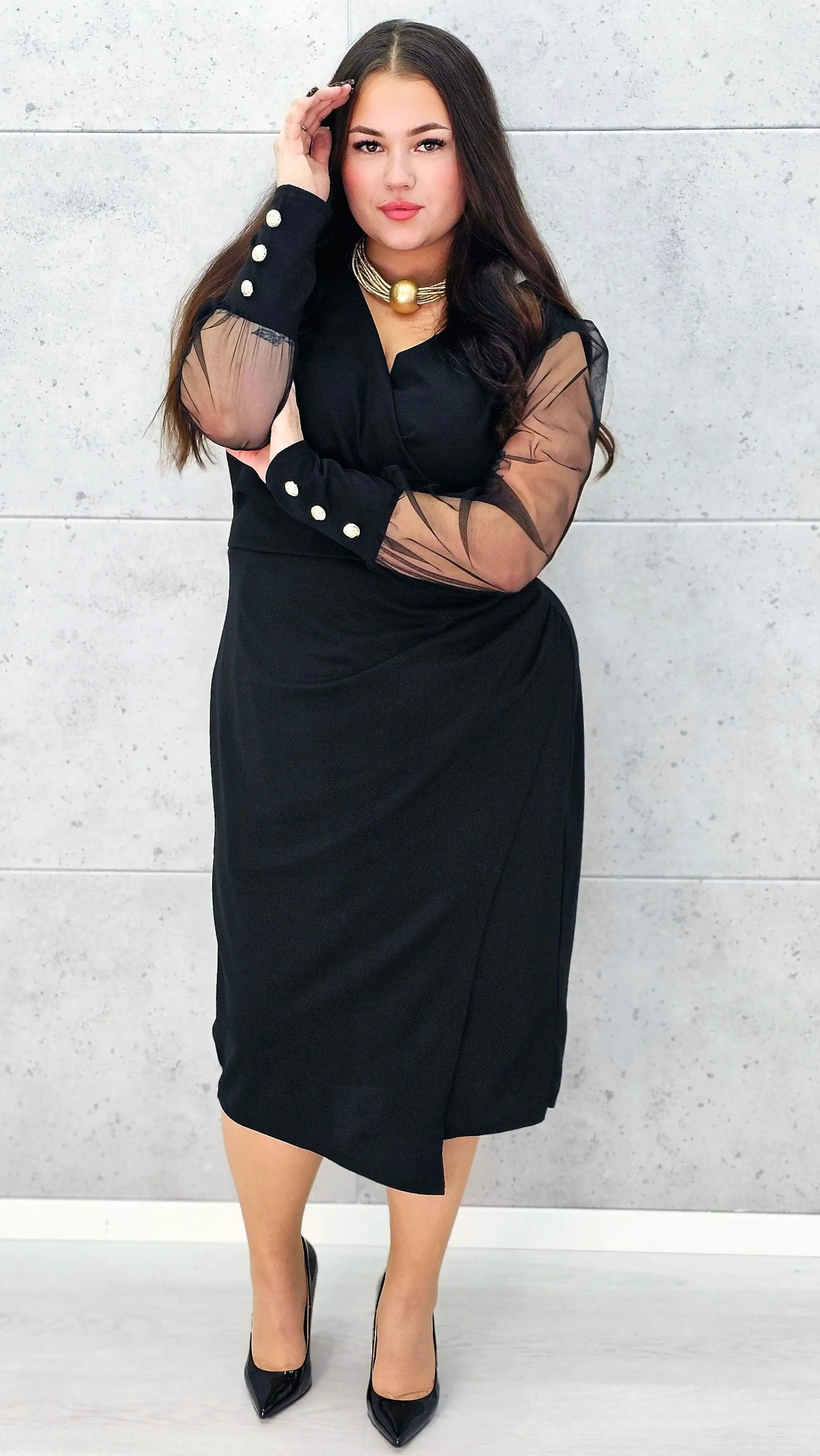 Stylowa czarna sukienka dla kobiet plus size – detale rękawa