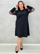 Czarna sukienka plus size z tiulowymi rękawami i drobnymi kryształkami - Stylowa XL