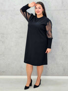Czarna sukienka plus size z tiulowymi rękawami i drobnymi kryształkami - Stylowa XL