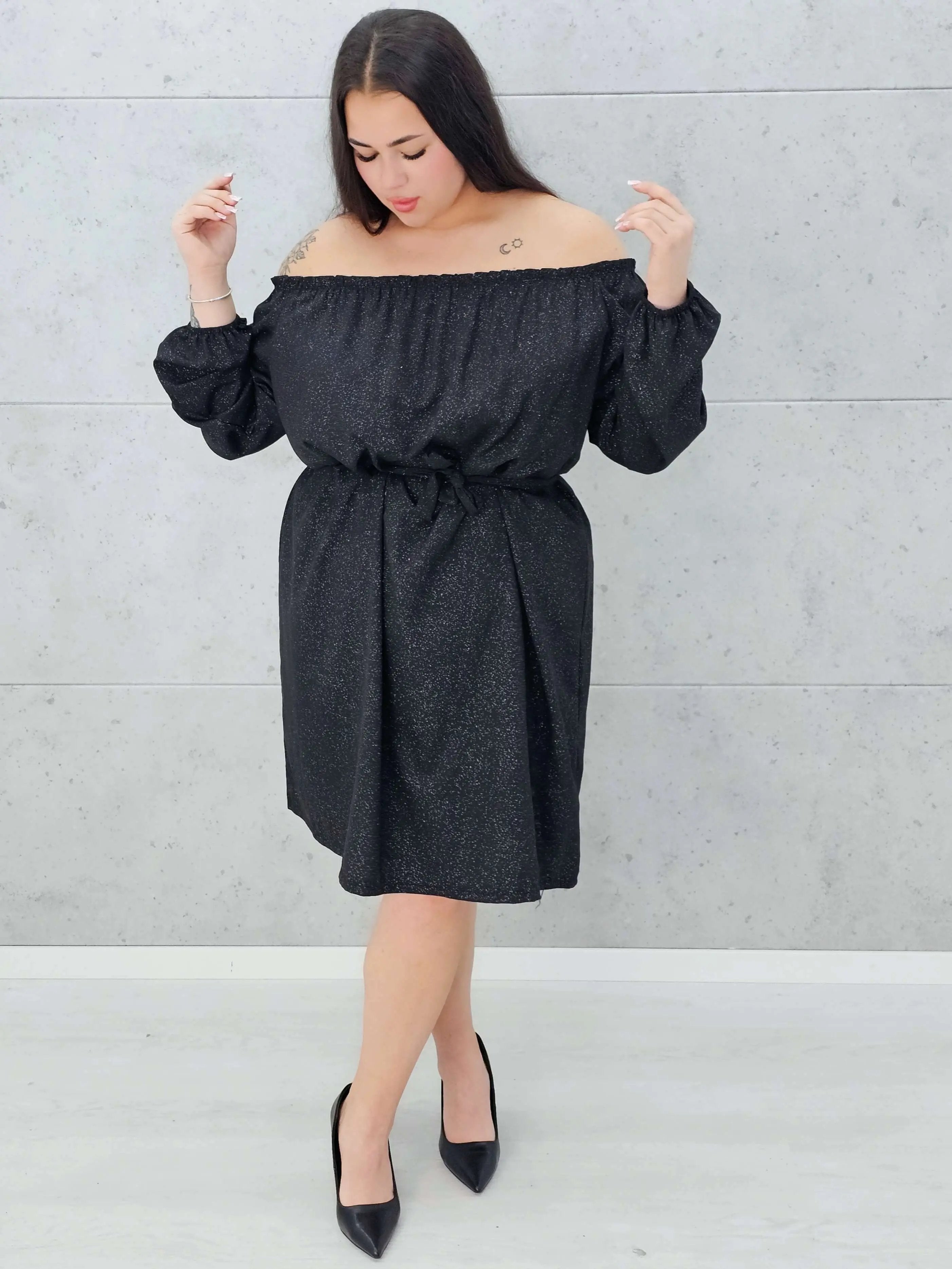 Czarna sukienka z odkrytymi ramionami Stylowa XL