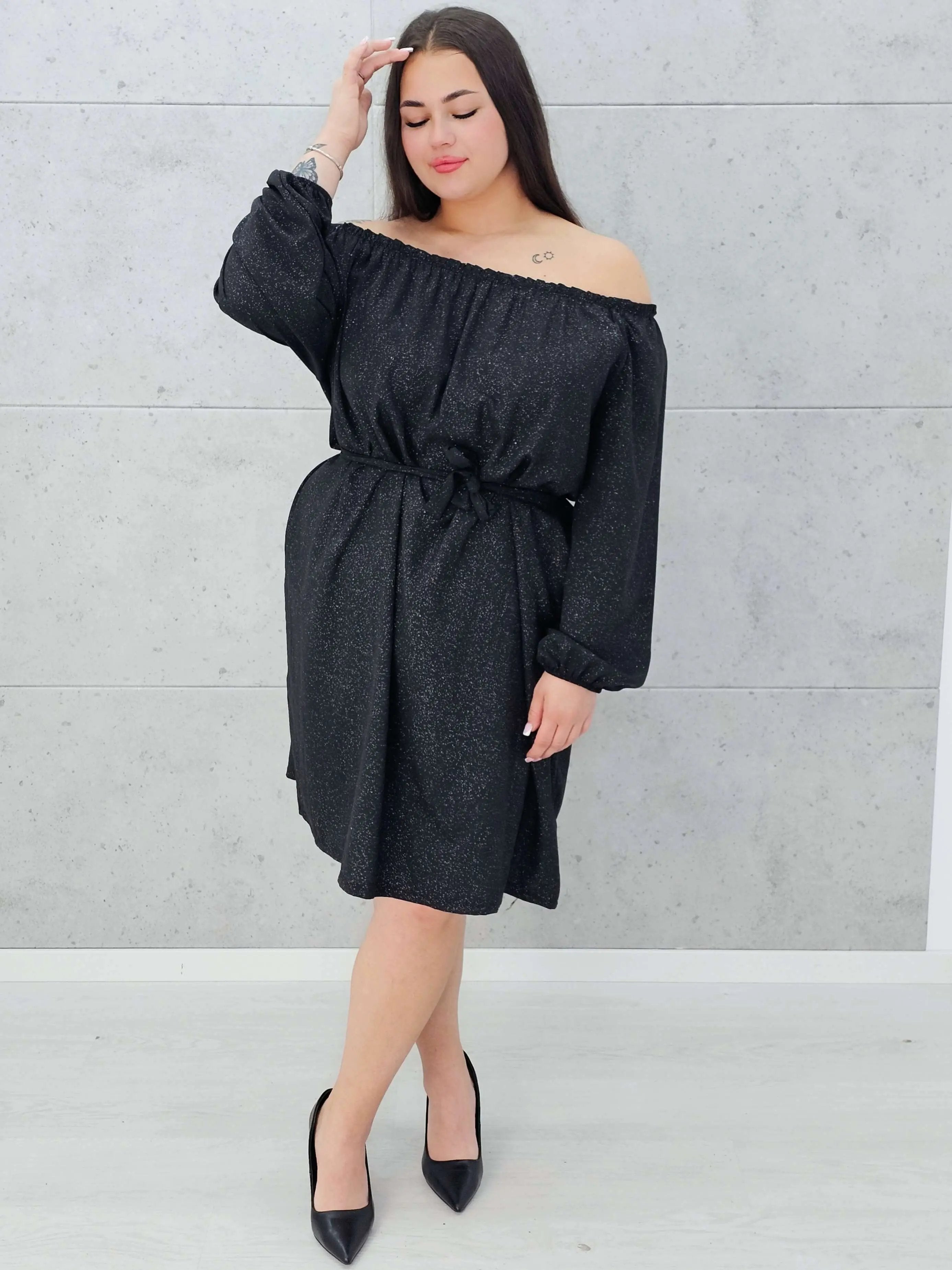 Czarna sukienka z odkrytymi ramionami Stylowa XL